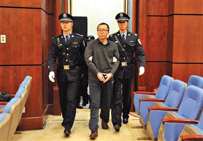 楊秀宇被帶入法庭。昨日，楊秀宇及女下屬盧梅因非法經(jīng)營(yíng)罪獲刑4年、一年半并處罰金。
