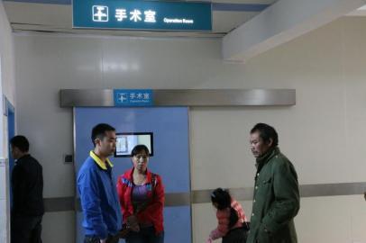宇宇的父母和爺爺一直守候在手術室外。