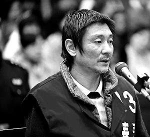 庭審時(shí)，鄭東稱自己想隨女兒一起去，請(qǐng)求法院判他死刑立即執(zhí)行