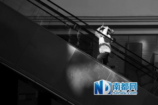 12月12日上午，正佳廣場內(nèi)，任淘淘在扶梯上奔跑玩耍。