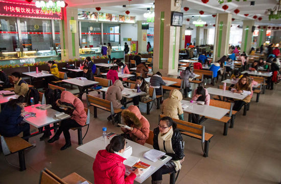 圖為在食堂內復習的學生。