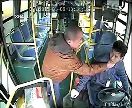 車載監控視頻顯示，806路公交車司機袁宋林在車輛行駛中拒絕一乘車男子提出停車的要求后，遭到該男子的反復毆打。視頻截圖