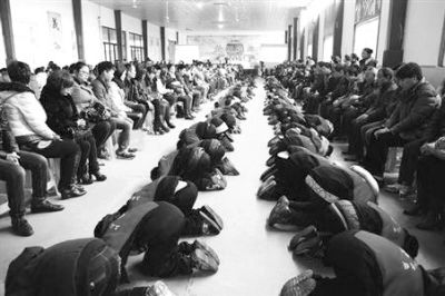 學生們在老師的指導下，一起給父母下跪謝恩。微博截圖