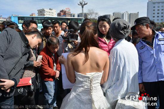 征婚引發民眾圍觀。