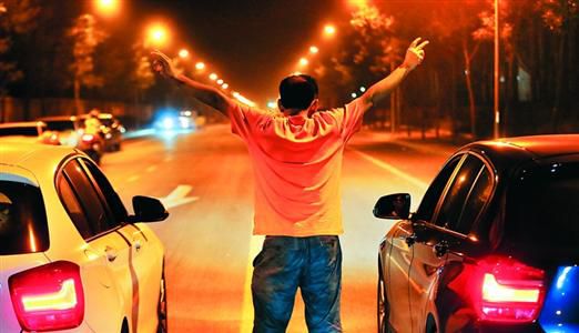 2013年8月25日凌晨，北京，在東壩大街路口進行的一場飆車。
