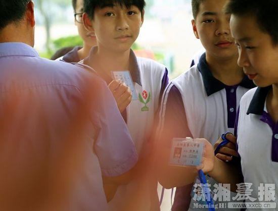 5月26日，岳陽縣第八中學(xué)，學(xué)生出校門時出示通行證