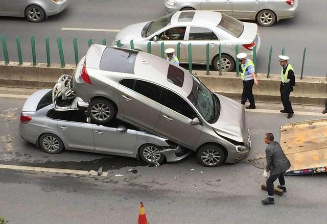 交警正在將兩車分開。