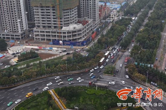 近日，不少通過陳楊寨轉盤的司機發(fā)現(xiàn)，4個方向的路口共新設了8個紅綠燈。