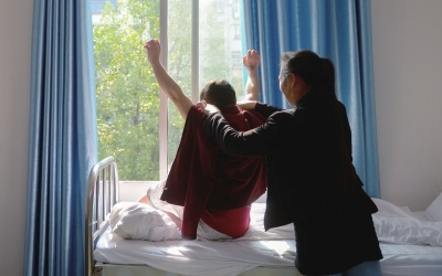 出院前，窗外透進一道陽光，打在他的身上。