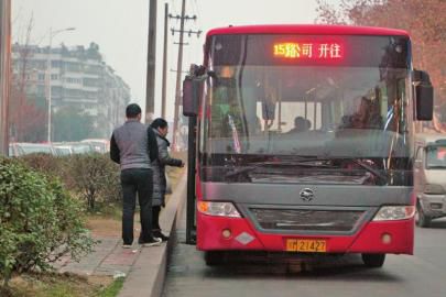 1月6日下午，資陽一輛15路公交車停靠在當時事發車站。