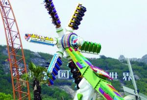 3月28日零點(diǎn)剛過幾分鐘，上海迪士尼6月16日開園日的門票就宣告售罄，巨大的訪問量一度導(dǎo)致票務(wù)系統(tǒng)出現(xiàn)間歇性故障，被網(wǎng)友調(diào)侃“激烈程度堪比春運(yùn)”。網(wǎng)上甚至有“黃牛”將一張開園門票炒到幾千元。