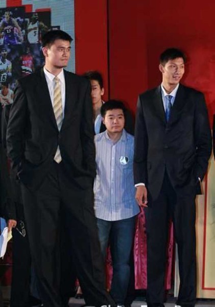 鄧超夫婦以及于嘉、林書豪，放在人群里都是不錯的身高，顯然，他們選錯了參照物。