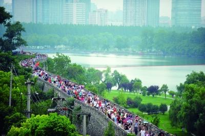 　　昨天,數萬南京市民參加“環城七十里”徒步走,圖為解放門城墻上密集的人群。 本版攝影 實習生 王甜