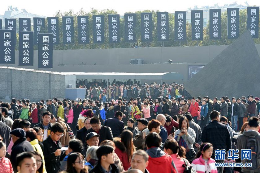 12月14日,參觀者在南京大屠殺遇難同胞紀念館參觀?！　⌒氯A社記者孫參攝