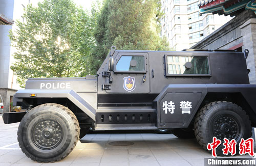 　　國產輕型聯合越野戰車側面照。張龍云攝
