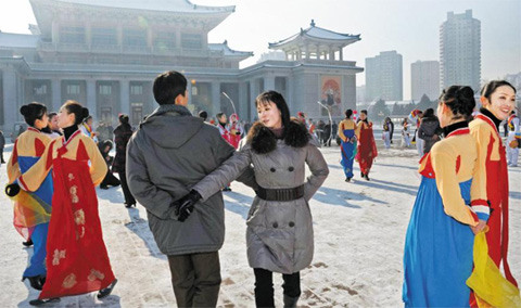 12月12日，朝鮮成功發(fā)射火箭后，平壤市民跳舞慶祝（資料圖）