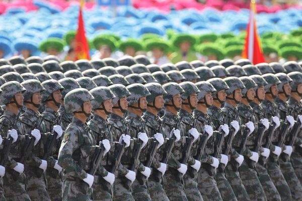 總體看，中國軍隊(duì)是稱職的，承擔(dān)了它對這個(gè)國家和人民的應(yīng)有責(zé)任。