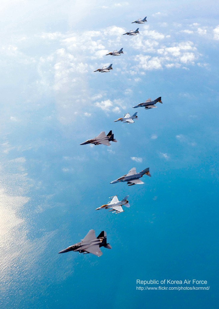 圖為韓空軍KF-16戰(zhàn)機(jī)、F-4戰(zhàn)機(jī)、F-15K兩代三型戰(zhàn)機(jī)編隊(duì)升空練作戰(zhàn)。