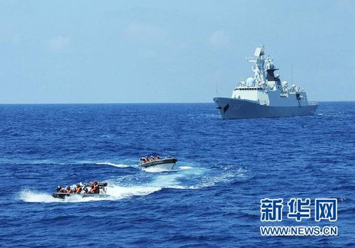 3月28日，十余名臨檢拿捕隊員從玉林艦出發，乘小艇駛向模擬可疑商船的艦只。