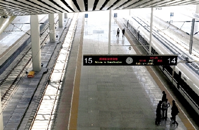 停在站臺上開往武漢的客車已按時發車試運行。
