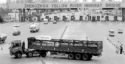 一輛6軸大貨車被路政人員勸阻后，掉頭返回