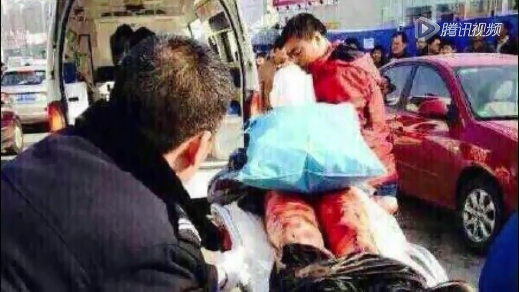 男子在煙臺(tái)汽車總站門(mén)口自殺：先自宮后抹脖子