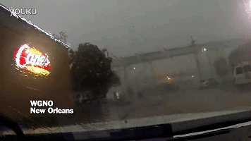好可怕！大風把火車從橋上吹了下來