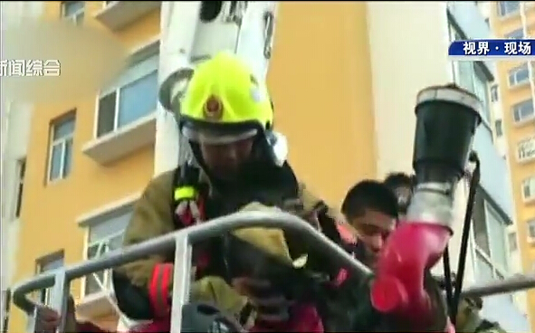 小區突發火情 消防員七進火場