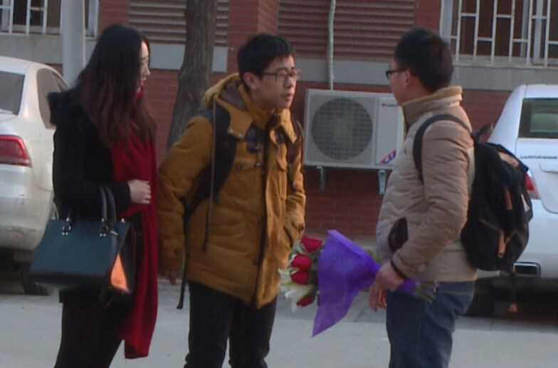 美女請你假裝其男友拒絕追求者，你會怎么辦？