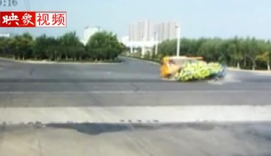 實拍商丘睢縣一輛幼兒園校車與貨車相撞 現場一片狼藉
