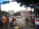 好恐怖的車禍！騎車先到人才到