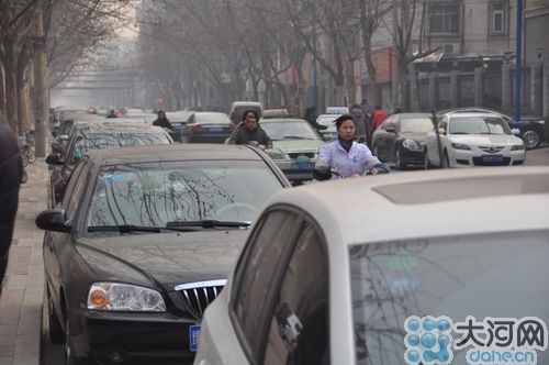 　業(yè)主將車停到經一路上，給路人造成很大的不便