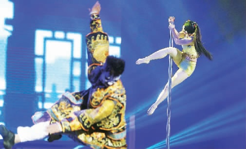 “鋼管舞娘”周文將鋼管舞和民族文化融合在一起，創意了一段《霸王別姬》的鋼管舞表演