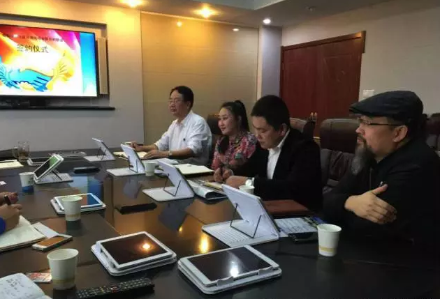 從右至左依次為趙財神，雅購供銷CEO許濤，農團聯盟創始人王婷。