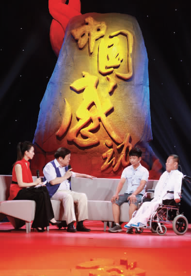 肇恒君（右一）天生殘疾，但是他自?xún)簳r(shí)起就有著一個(gè)音樂(lè)夢(mèng)
