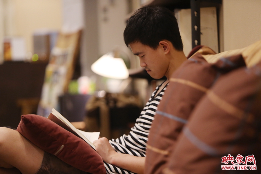 徐浩然，24歲，圖書編輯：在書店看紙質書，意境會更深一些。