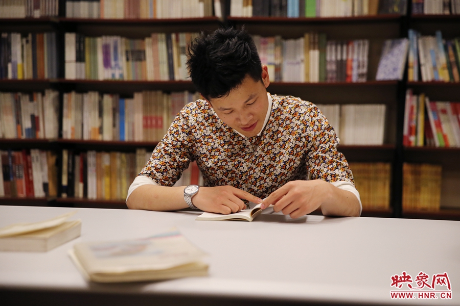 李恒，26歲，私營業主：喜歡撫摸紙質書的感覺。