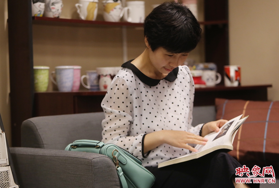 毛韶華，年齡保密，文字工作者：紙質書是營養餐，電子書是快餐。