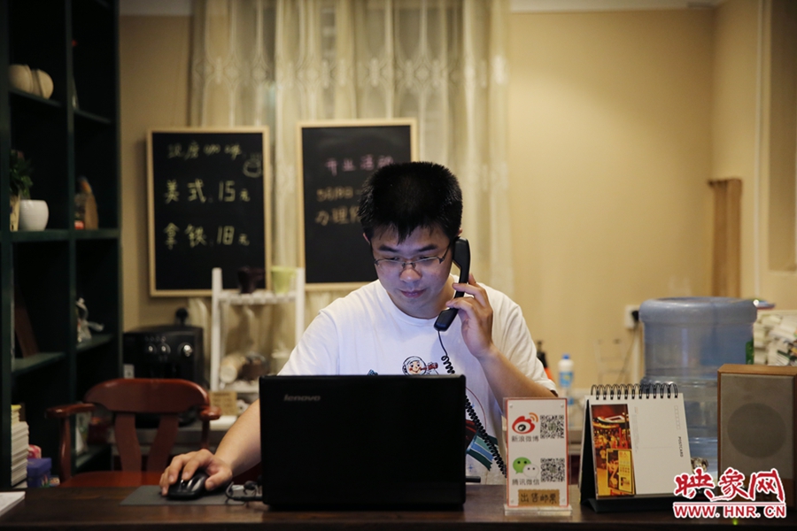 店長小博，由于書店搬遷至此，經常接詢問地址的電話。