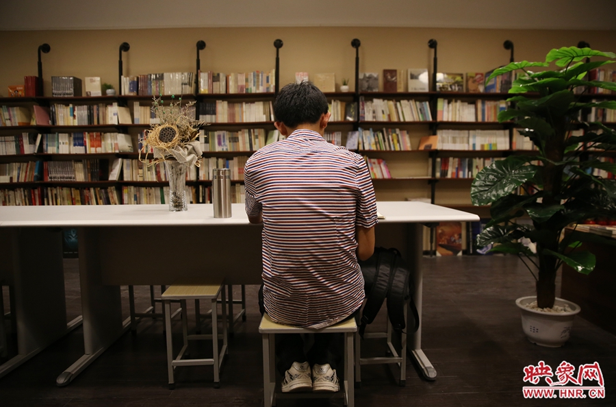 5月23日晚，鄭州一家24小時（周五、周六）書店營業(yè)。慕名而來的客人在看書。