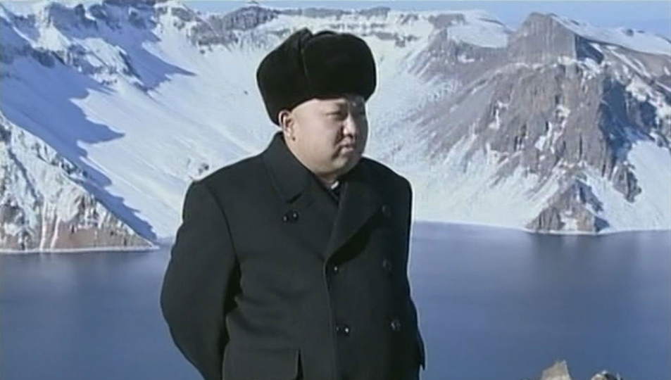 金正恩登頂“白頭山”“剪刀手”姿勢拍照 金正恩登頂“白頭山”“剪刀手”姿勢拍照